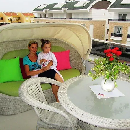 Tropical Gardens Is A 2 Bed 1st Floor Private Lejlighed Side
