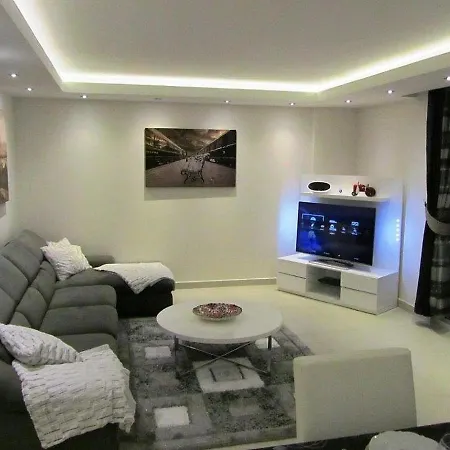 아파트 Tropical Gardens Is A 2 Bed 1st Floor Private