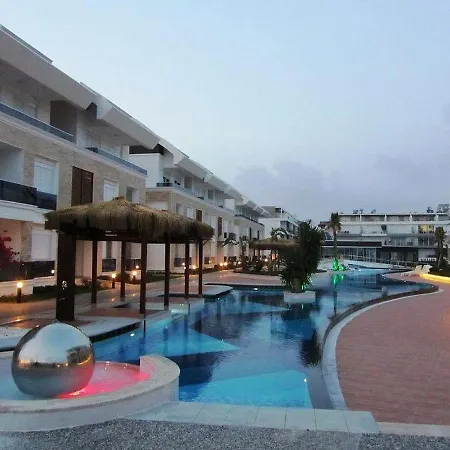 Tropical Gardens Is A 2 Bed 1st Floor Private 아파트