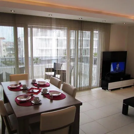 Tropical Gardens Is A 2 Bed 1st Floor Private *