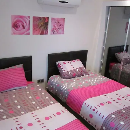 Tropical Gardens Is A 2 Bed 1st Floor Private * 시데