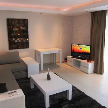 Tropical Gardens Is A 2 Bed 1st Floor Private 아파트 *