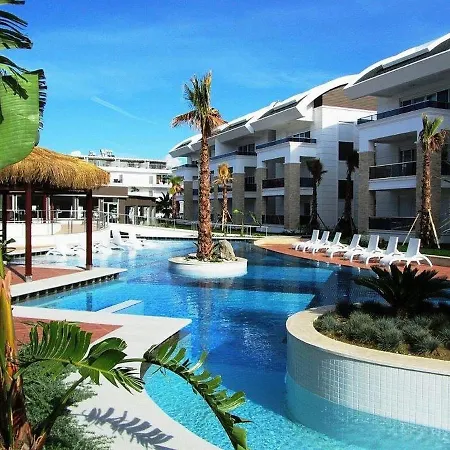 Tropical Gardens Is A 2 Bed 1st Floor Private * Sidé
